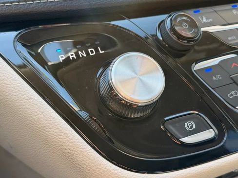 Used 2024 Chrysler Pacifica Limited FWD image 25