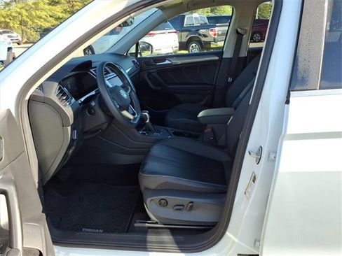 Used 2023 Volkswagen Tiguan SE image 4