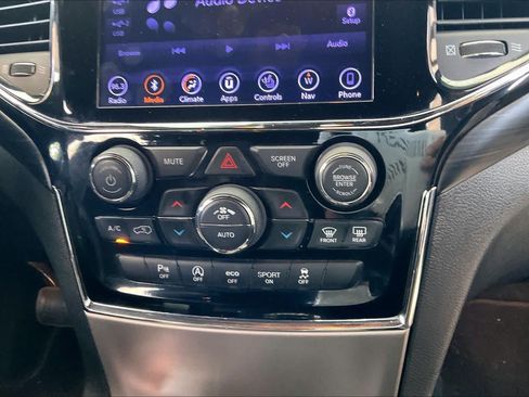 Used 2019 Jeep Grand Cherokee Laredo w/ Laredo X Package RWD image 15