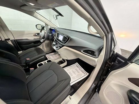 Used 2022 Chrysler Voyager LX FWD image 27