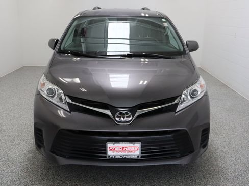 Used 2018 Toyota Sienna LE FWD image 3