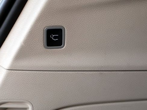 Used 2023 Chrysler Pacifica Touring-L image 20