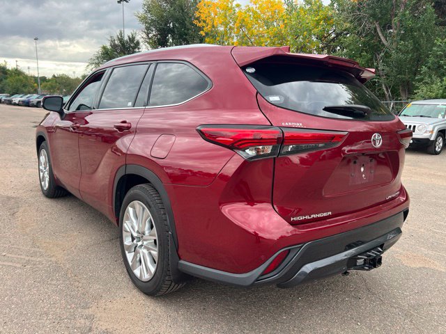 Used 2021 Toyota Highlander Limited AWD/4WD image 3