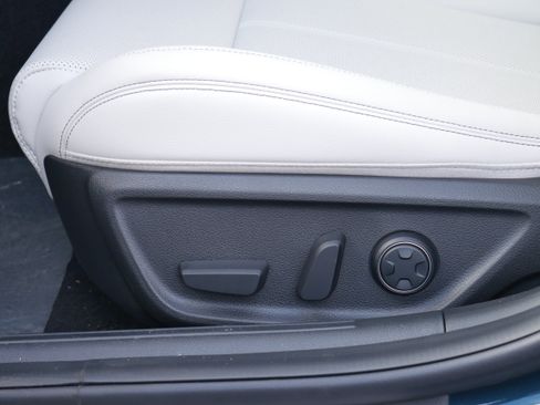 Used 2025 Genesis G70 2.5T image 13