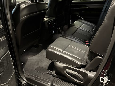 New 2025 Jeep Wagoneer w/ Convenience Group I image 24