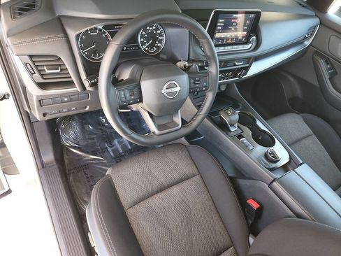 Used 2025 Nissan Rogue SV image 11