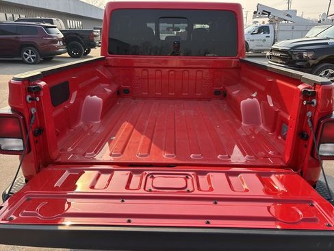 Used 2025 Jeep Gladiator Sport AWD/4WD image 5