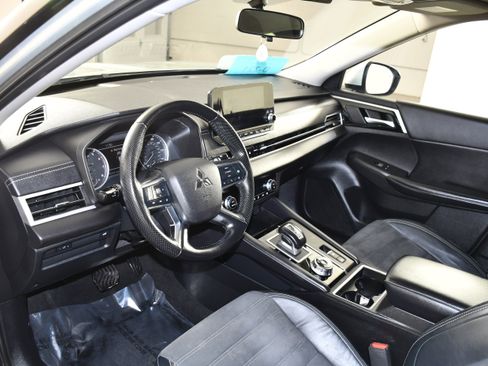 Used 2022 Mitsubishi Outlander SE image 2