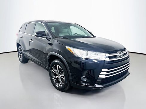 Used 2019 Toyota Highlander LE image 3