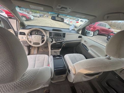 Used 2011 Toyota Sienna LE image 15