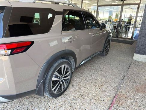 Used 2023 Nissan Pathfinder Platinum FWD image 4