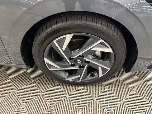 Used 2025 Hyundai Elantra Limited FWD image 2