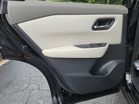Certified 2025 Nissan Rogue SV FWD image 11