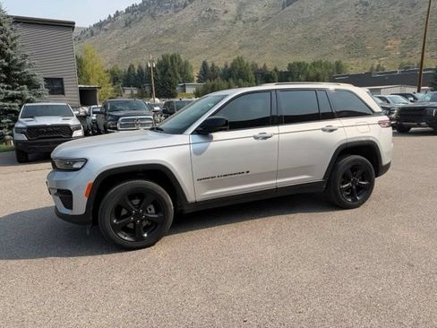 Used 2023 Jeep Grand Cherokee Altitude AWD/4WD image 19