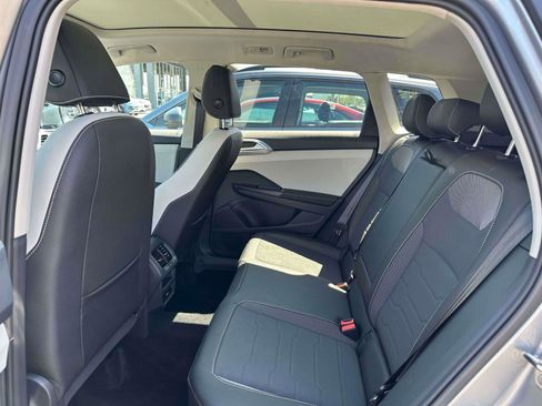 Used 2025 Volkswagen Taos SE w/ Panoramic Sunroof Package AWD/4WD image 9