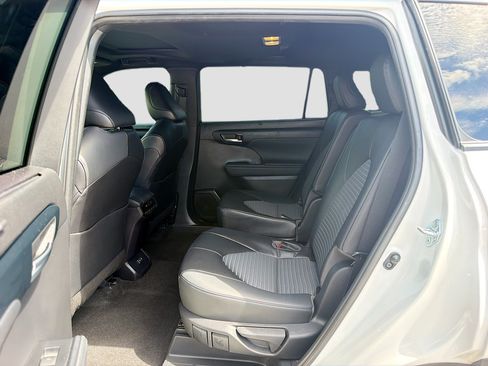 Used 2023 Toyota Highlander FWD image 22