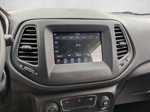 Used 2021 Jeep Compass Latitude image 9