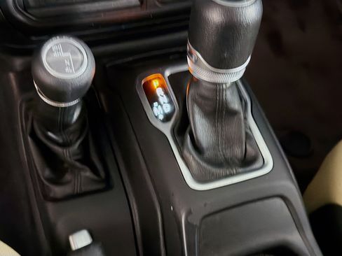 Used 2018 Jeep Wrangler Unlimited Sport S AWD/4WD image 24