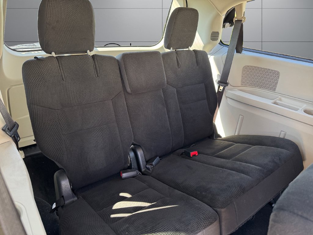 Used 2018 Dodge Grand Caravan SE FWD image 16
