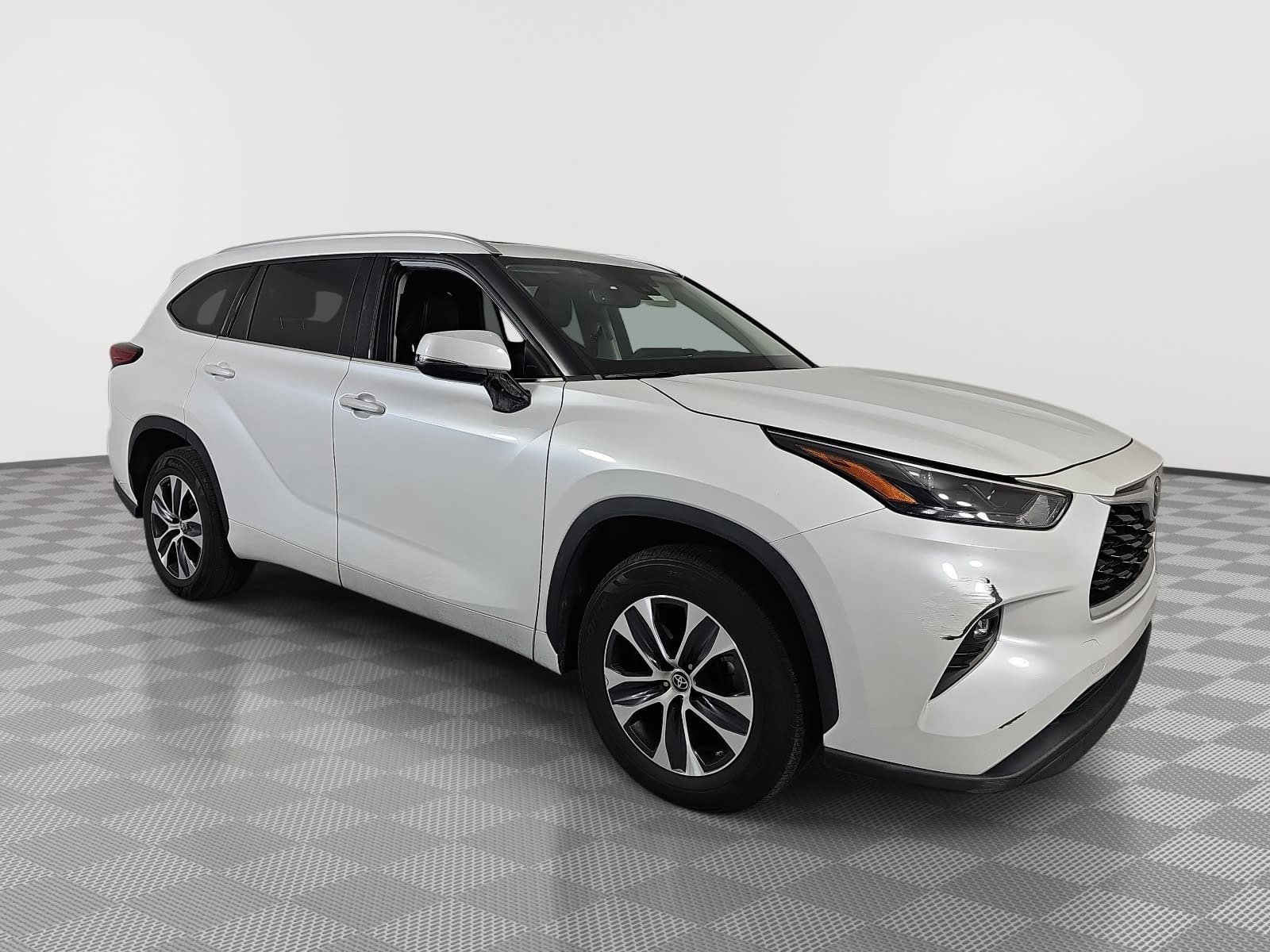 Used 2022 Toyota Highlander XLE FWD image 2