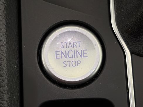 Used 2023 Volkswagen Atlas SE image 32