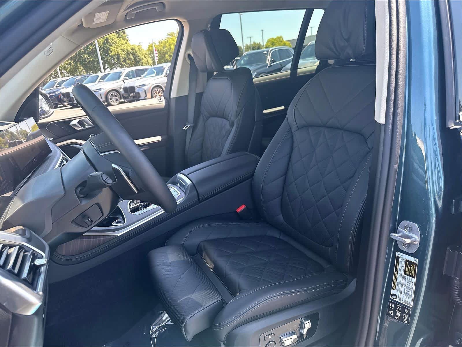 Used 2025 BMW X7 xDrive40i w/ Premium Package AWD/4WD image 24
