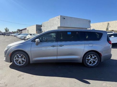 Used 2019 Chrysler Pacifica Touring Plus w/ Tire & Wheel Group image 7