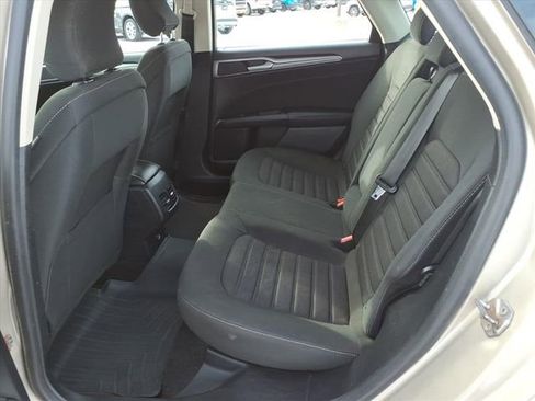 Used 2019 Ford Fusion SE image 12