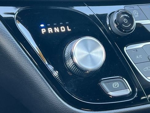 Used 2025 Chrysler Pacifica Select image 29