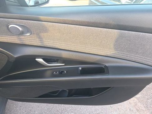 Used 2025 Hyundai Elantra Limited image 21