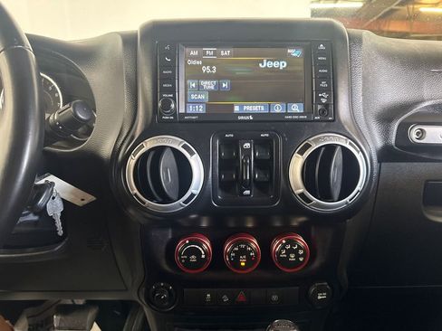 Used 2015 Jeep Wrangler Unlimited Sahara AWD/4WD image 16