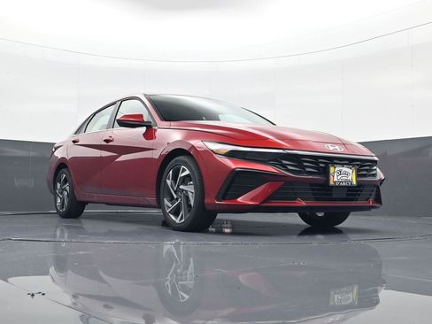 Certified 2025 Hyundai Elantra SEL image 23