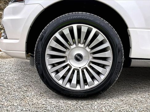 Used 2017 Lincoln Navigator Reserve image 8