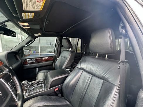 Used 2016 Lincoln Navigator Reserve image 12