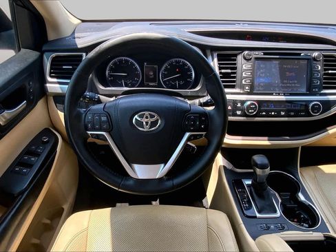 Used 2017 Toyota Highlander Limited FWD image 6