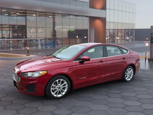 Used 2019 Ford Fusion SE image 2