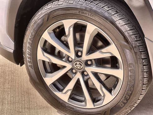 Used 2022 Toyota Corolla Cross XLE image 9