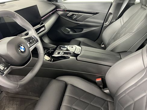 Used 2025 BMW 530i xDrive w/ Premium Package AWD/4WD image 4