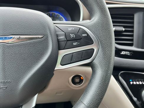Used 2017 Chrysler Pacifica Touring FWD image 20