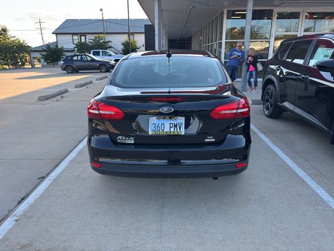 Used 2018 Ford Focus SE w/ Cold Weather Package FWD image 5