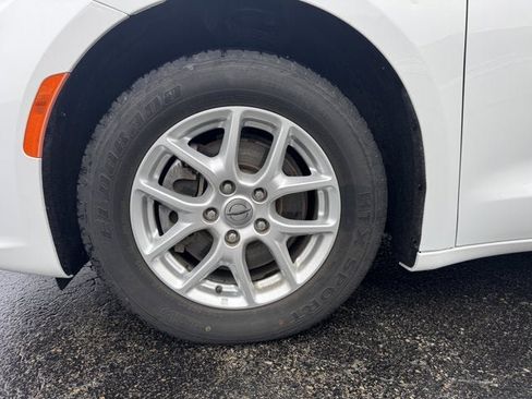 Used 2022 Chrysler Pacifica Touring-L image 11