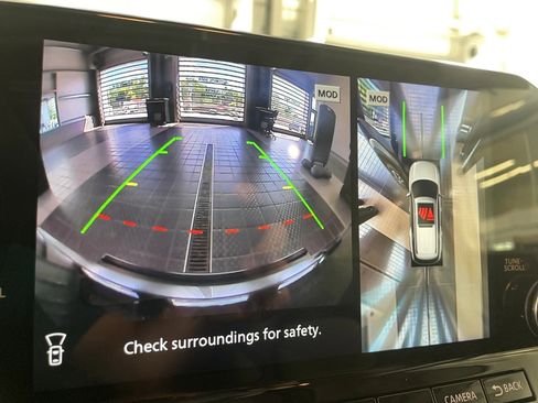 Used 2024 Nissan Pathfinder Platinum w/ Cargo Package image 9