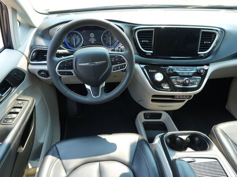 Used 2024 Chrysler Pacifica Touring-L FWD image 21