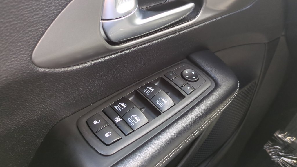 Used 2025 Chrysler Pacifica Select FWD image 16