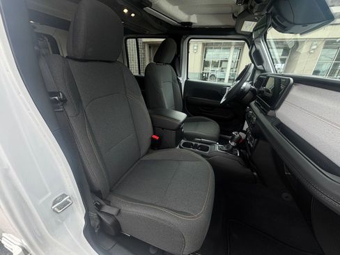 Used 2025 Jeep Wrangler Unlimited Sahara AWD/4WD image 36