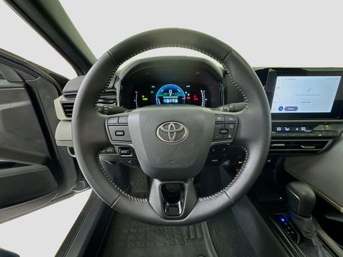 Used 2025 Toyota Camry SE image 13