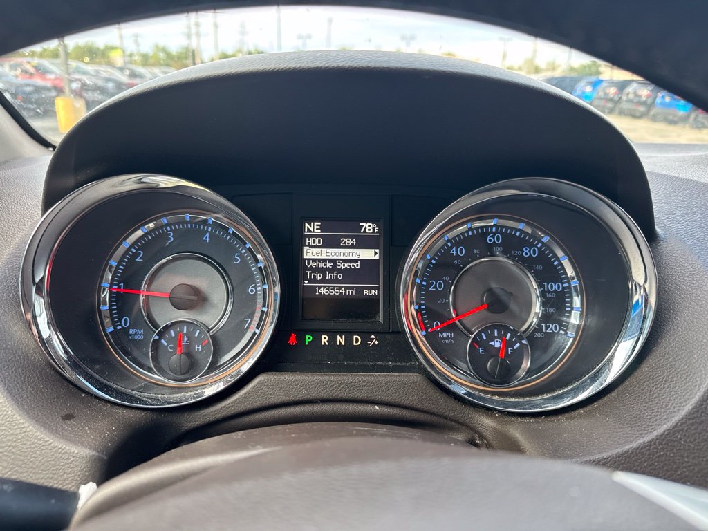 Used 2014 Chrysler Town & Country Touring-L FWD image 5