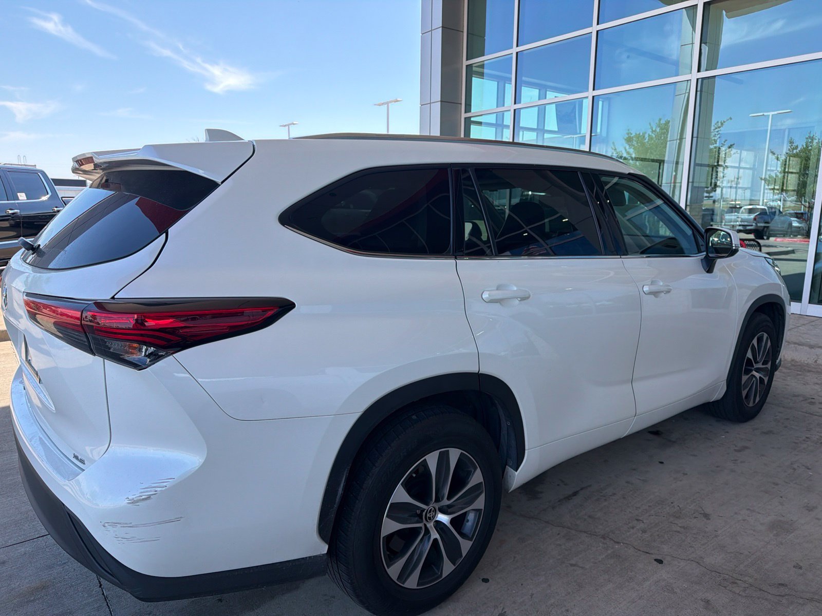 Used 2021 Toyota Highlander XLE FWD image 17
