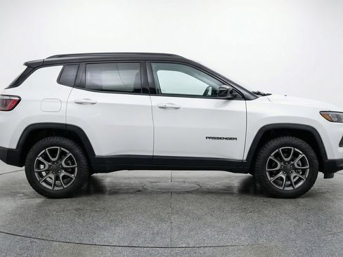 Used 2025 Jeep Compass Trailhawk AWD/4WD image 11
