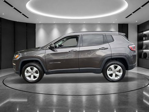 Used 2020 Jeep Compass Latitude w/ Popular Equipment Group AWD/4WD image 3